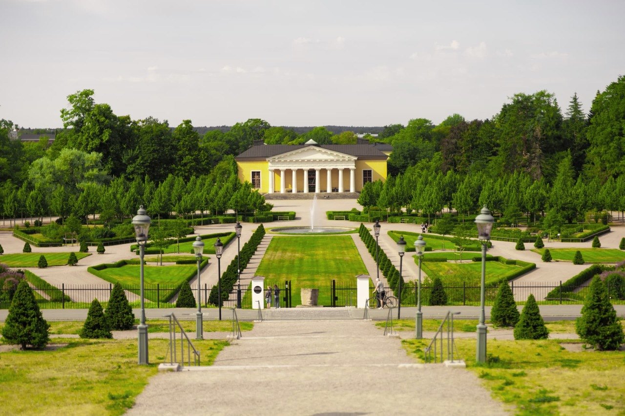 Linneanum i Uppsala botaniska trädgård en sommardag, med barockträdgården i förgrunden