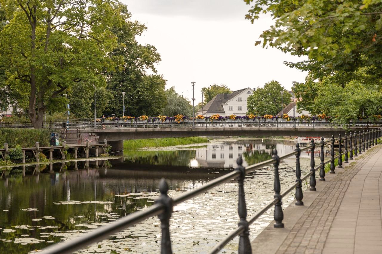 Blomsterprydd bro över Fyrisån i centrala Uppsala