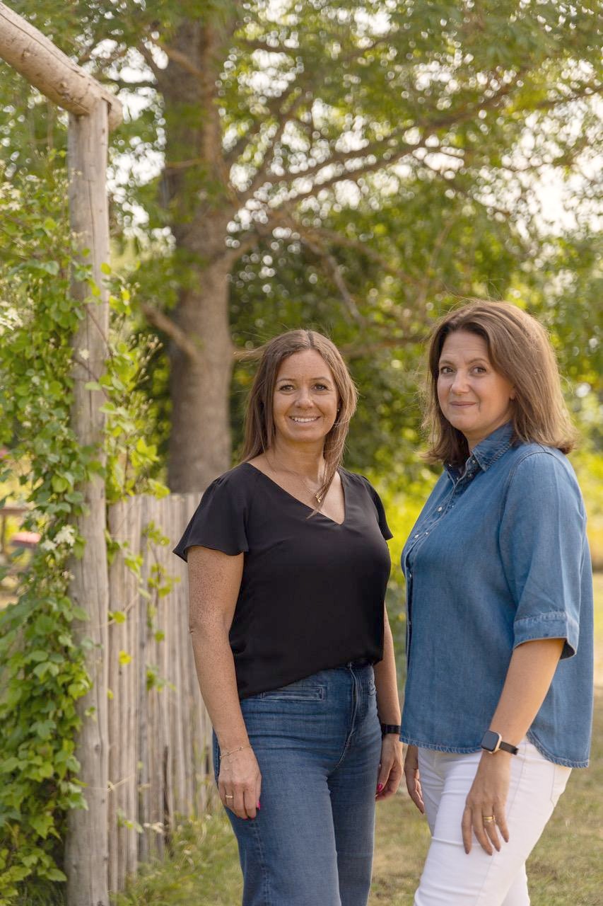 Shirin Bryne och Therese Hörnqvist, som driver Minnesbyrån i Uppsala, i en trädgård utanför Uppsala