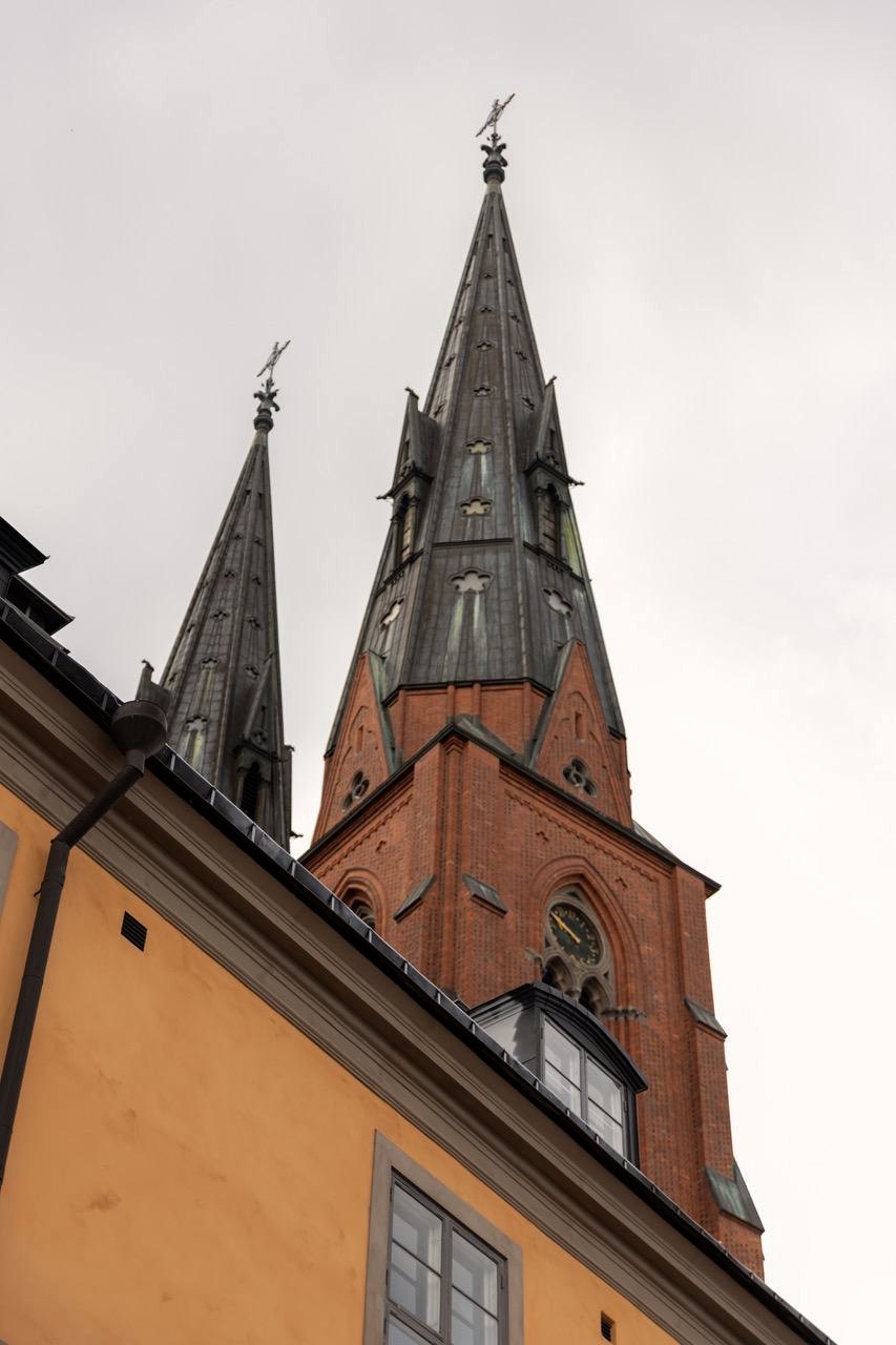 Domkyrkans torn över hustaken i Uppsala