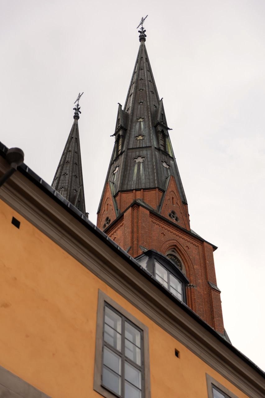 Domkyrkans torn över hustaken i Uppsala